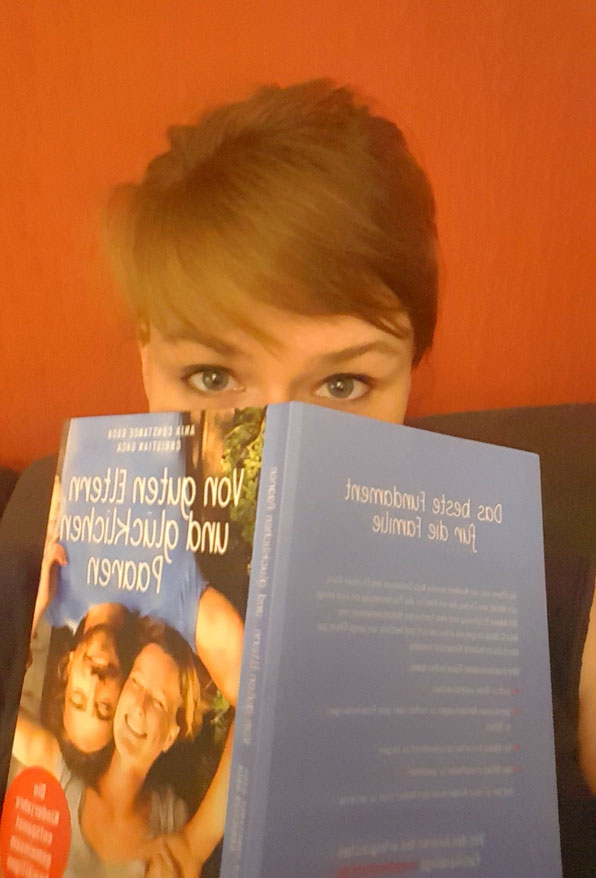 Mama-Bloggerin Jana Mama Patschehand liest einen Beziehungsratgeber für Eltern, der sich vor allem auch für Schwangerschaft und Wochenbett empfiehlt.