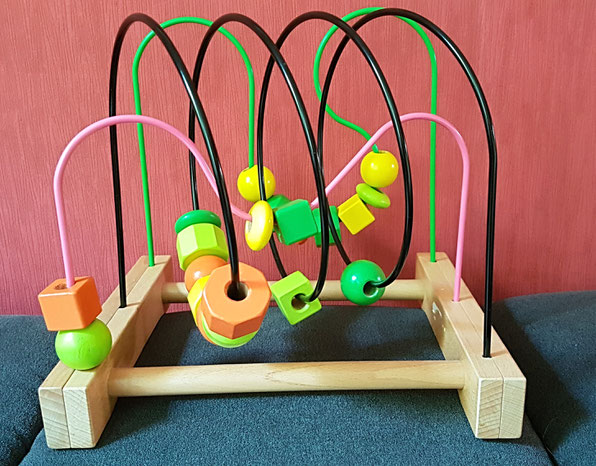 Holzspielzeug fürs Kleinkind zum Beitrag über zu viele Geschenke auf Mama-Blog Patschehand.de