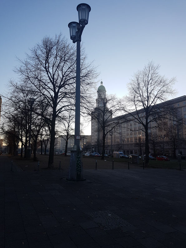 Symbolbild: Berlin-Friedrichshain am Frankfurter Tor im November zum Thema erste Schritte als Alleinerziehende auf Mama-Blog Patschehand.de.