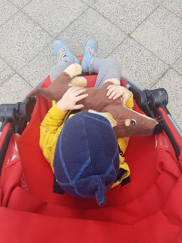 Rituale fürs Kleinkind während der Kita-Eingewöhnung: Spaziergang, Kuscheltier, gemeinsames Wegbringen des Buggys.