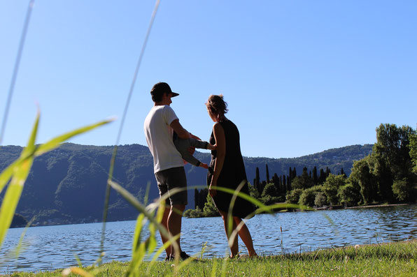 Familie vor See in Südfrankreich. Bild in Erfahrungsbericht übers Reisen mit Baby auf dem Mama-Blog patschehand.de