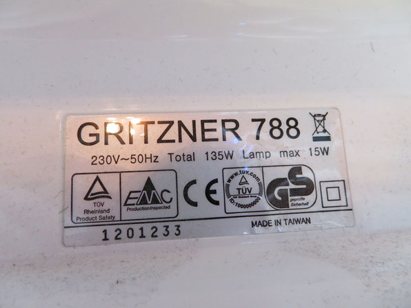 Der Motor der Gritzner 788 hat 120 Watt. Deutlich mehr als eine normale Nähmaschine, aber kein unüblicher Wert für eine Overlock