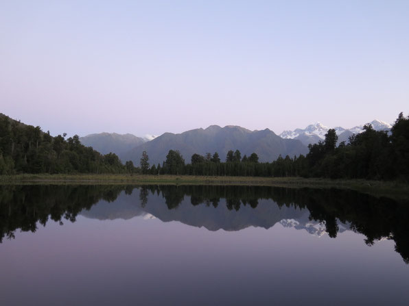 Der Aroaki Mount Cook und der Mount Tasman geben sich auf der Seeoberfläche die Ehre. 