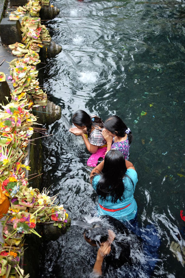 Badezeremonie im Pura Tirta Empul Bali Ubud