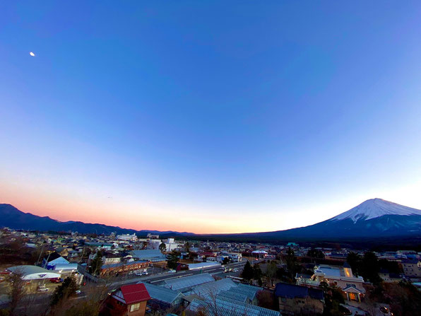 お月様と富士山♪河口湖の富士山テラスより♡この日は半月でした(^^)