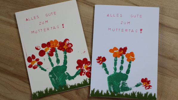 Muttertagskarten mit Blumen aus Hand- und Fingerabdrücken