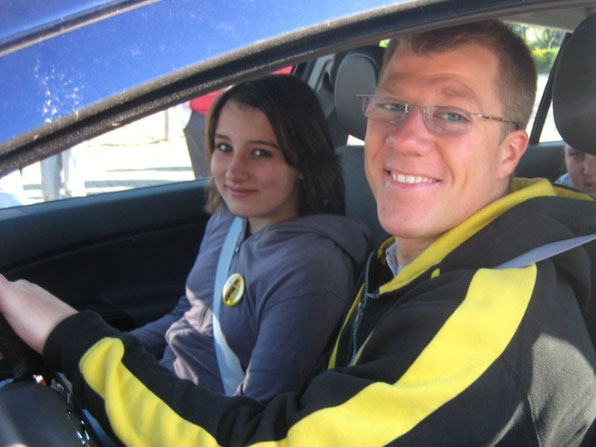Anschnallen nicht vergessen!!! Zum Schluss verdeutlichte Herr Deininger den Schülerinnen und Schülern mit einer kurzen Fahrdemonstration (Schrittgeschwindigkeit - Vollbremsung, Fahrt bei 30 km/h - Vollbremsung) die Wichtigkeit des Anschnallens.