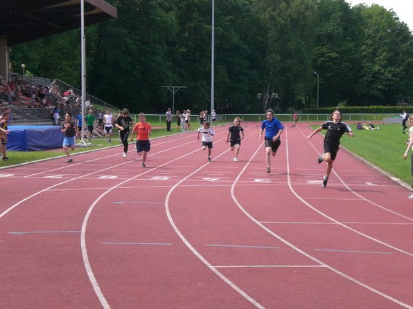 Axel Müller (ganz rechts) beim Sprint - er gibt alles!