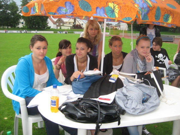 Die Schülerinnen und Schüler der Klasse 10c übernahmen das Zählen der Runden sowie die Begleitung der jüngeren Schülerinnen zum Stadion und wieder zur Schule zurück