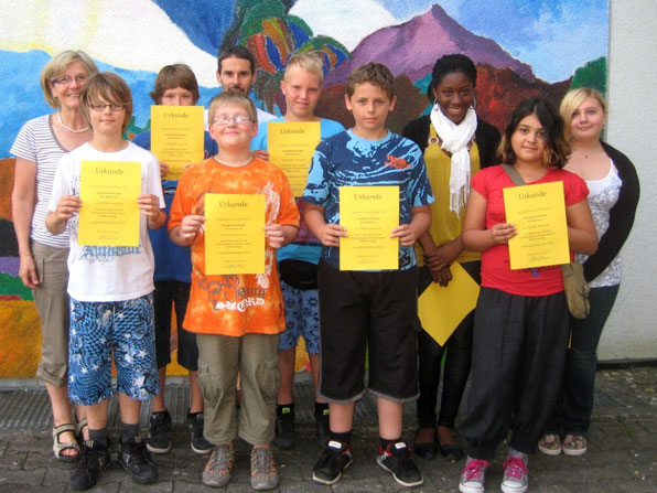 Die Siegerinnen und Sieger unseres schulinternen Energiesparwettbewerbs zusammen mit unserem Energiesparbeauftragten Stefan Reiser sowie unserer Konrektorin Rita Ulm
