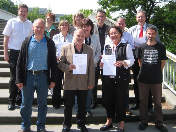 Die SchulleiterInnen sowie die Energiebeauftragten der Schulen im Stadtgebiet Wörth nach der Verleihung der Urkunden
