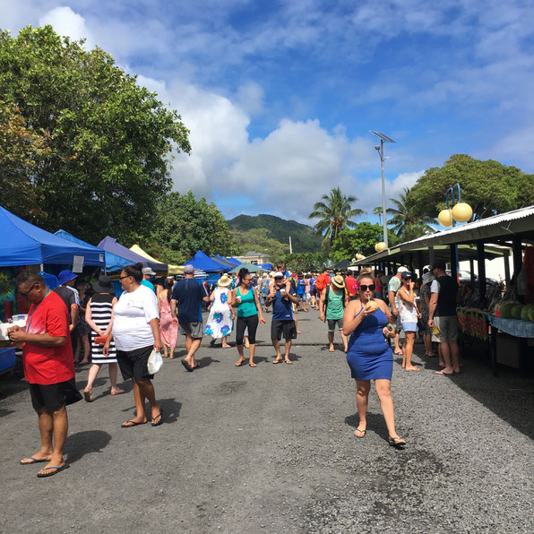 Punanga Nui market, Rarotonga market, Cook Islands market, buy souvenirs, shopping at market,