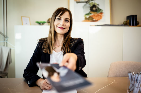 Elisabeth Lentner bei Übergabe eines Flyers