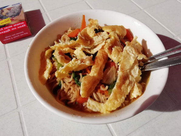 ガイドさんがスパイス少なめで作ってくれた、野菜と玉子入ラーメン。おいしかったです。