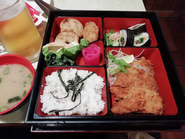日本食レストラン「桃太郎」のとんかつ弁当。日本食最高だな〜。