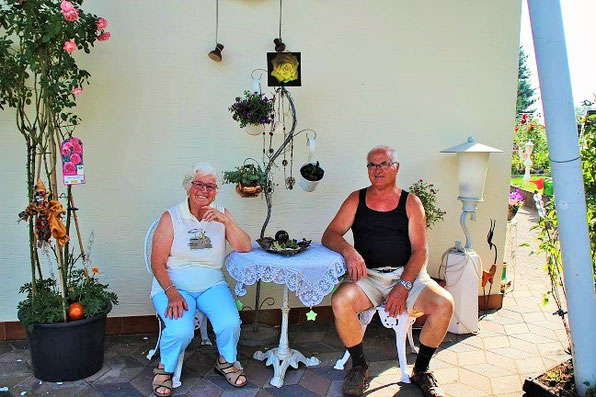 Christel und Manfred auf ihrer Terasse