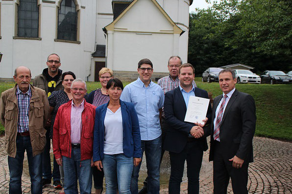 Bürgermeister Stephan Rausch gratuliert Timo Backes zum Ortsvorsteher