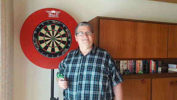 Johann Peltzer vor seiner Dartscheibe