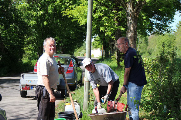 v.l Kurt, Joachim und Hans bei der Bepflanzung des Hanges.