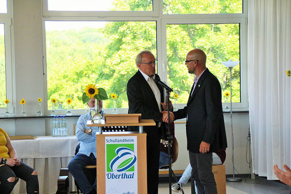 Landrat Udo Recktenwald gratuliert Heimleiter Norman May