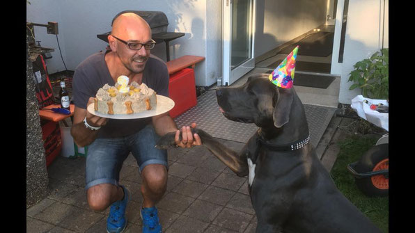 Norman gratuliert Perseus zum Geburtstag.