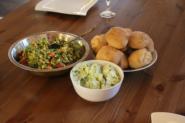 Die Vorspeise mit Dinkelbrötchen, Brokkolisalat und mediterranem Käseauftrich