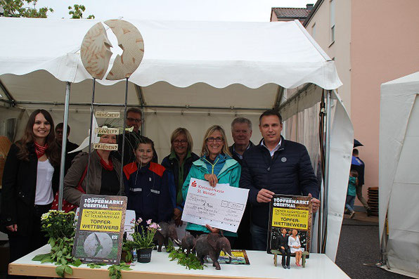 Die Erstplatzierte Ute Andre-Engelhardt mit Bürgermeister Stephan Rausch