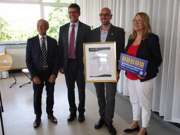 Dezernent Arnold Jungmann, Peter Gillo, Norman May, Fachdienstleiterin Kerstin Theobald