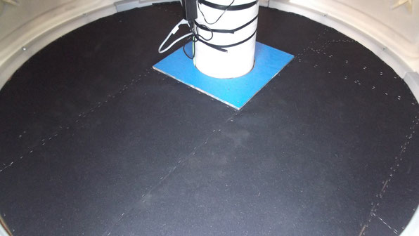 Le plancher de l'observatoire astronomique. Tapis de caoutchouc installé sur le plancher pour réduire la fatigue.