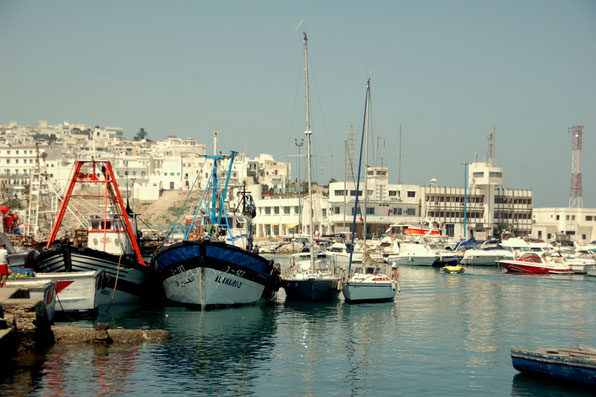 Landgang als Kletterabenteuer durch Fischmatsche...... in Tanger