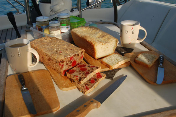 BONA-KIRSCHBROT mit Rosinen und anderen verfügbaren Früchten. Eine Erfindung von Petra