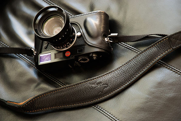 Erfahrungsbericht EDDYCAM-Kameragurte: 42mm-Gurt in schwarz-braun an einer LEICA M9. Foto: bonnescape
