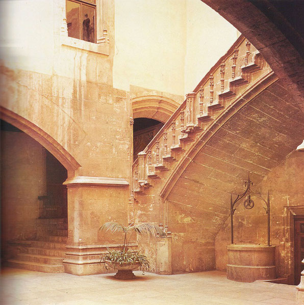 Palacio de la Generalitat Valenciana, detalles del patio de entrada.