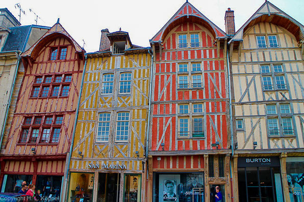 Bild: Fachwerkhäuser in Troyes in der Rue Emile Zola im Département Aube in Frankreich