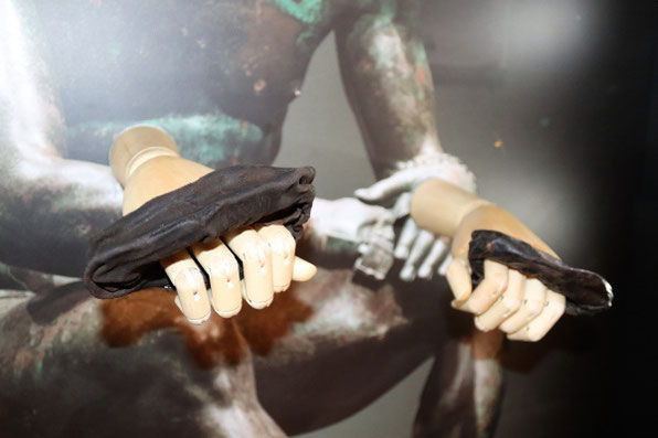 Les uniques gants découverts datant de l'Empire romain. Aujourd'hui on les voit plus comme des protections plutôt que des gants. Crédit : The Vindolanda Trust