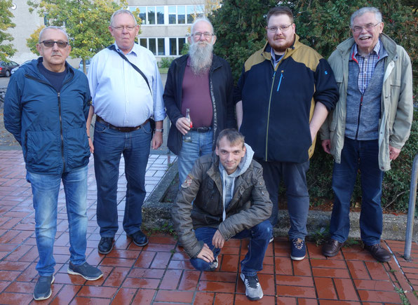 Das Schach-Sextett der SG Drewer (v. l. n. r.): Joachim Langer, Uwe Nebel, Werner Seifert, Ricardo Vor-mann (knieend), Pascal Broich und Axel Obdenbusch (Foto: privat)