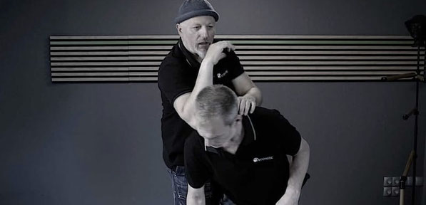 Frank Demann demonstriert Senmotic Selbstverteidigung 