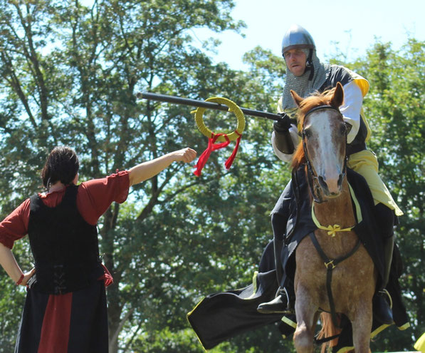 Un anneau est tenu par un écuyer. Les chevaliers doivent, avec leur lance, décrocher le plus d'anneaux possible en les enfilant par leur centre