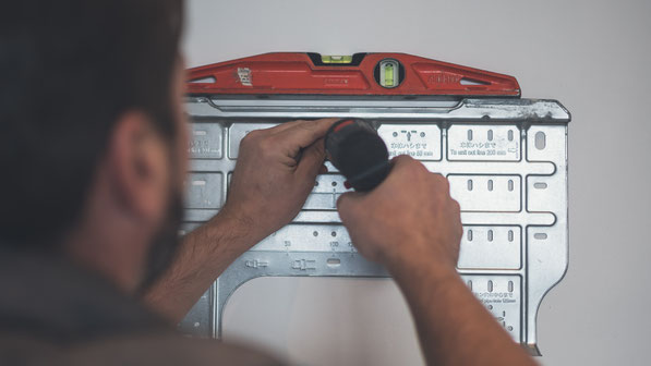 Installateur Clim Alpes posant une climatisation réversible en Isère