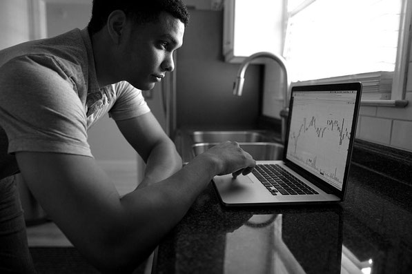 Homme qui regarde ses investissements