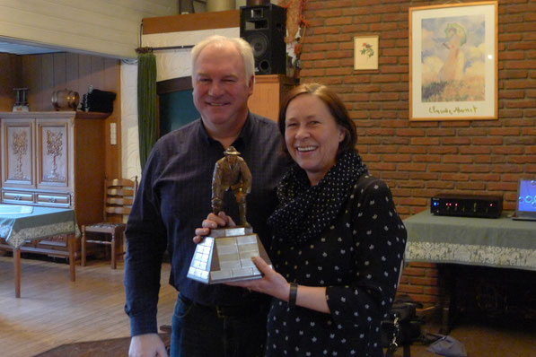 Teilen sich den Pokal der besten Boßler. Karin Klockgether und Jörg Küper.