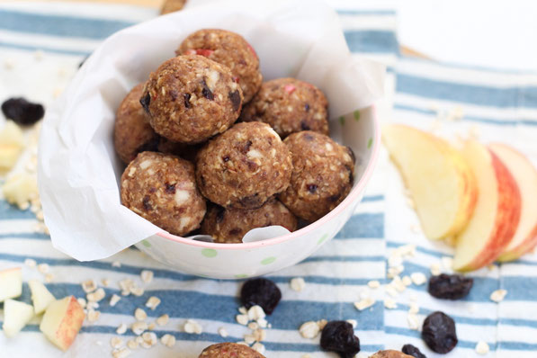 These peanut butter and apple oatmeal bites are a great portable, gluten free breakfast or lunch box snack! Filling and packed with nutrition!  #peanutbutter #snack