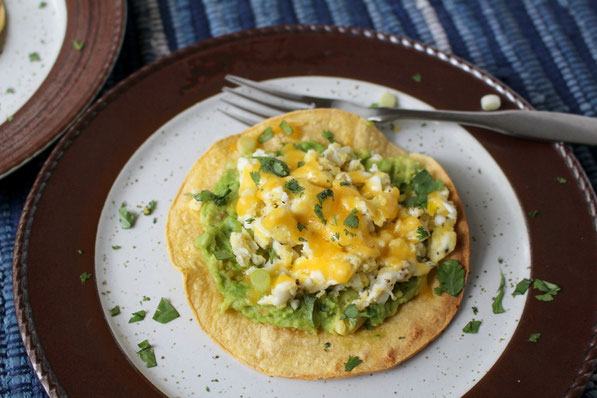 fifteen minute, five ingredient healthy vegetarian tostada recipe!  So good! - by homemade nutrition - www.homemadenutrition.com