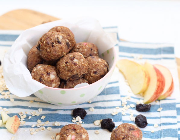 These peanut butter and apple oatmeal bites are a great portable, gluten free breakfast or lunch box snack! Filling and packed with nutrition! #peanutbutter #snack