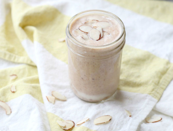 This sweet almond-peanut date smoothie is a lovely way to start the day!