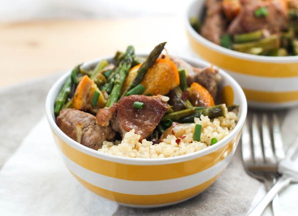  Pork tenderloin, garlic, asparagus, and orange are the perfect combination for the base of this easy dinner-in-a-bowl!   If you're looking for a fun healthy recipe to change up your dinner routine, this meal is a must-try! #AD