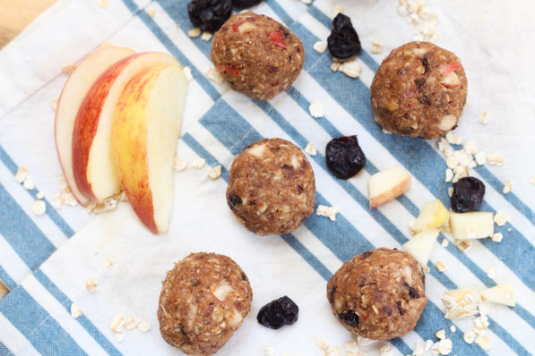 These peanut butter and apple oatmeal bites are a great portable, gluten free breakfast or lunch box snack! Filling and packed with nutrition!  #peanutbutter #snack