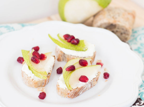 This easy pear crostini recipe with pomegranate seeds is a light, fresh appetizer perfect for holiday gatherings or anytime of year!