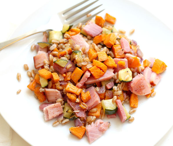 Easy recipe for farro salad with roasted vegetables and ham!