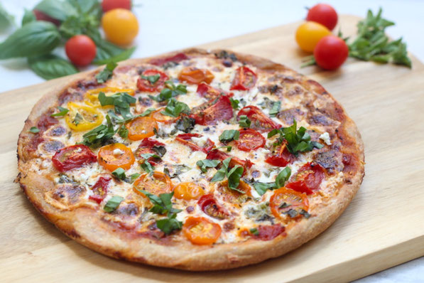 This light and healthy tomato and cheese skillet pizza is the perfect family-friendly vegetarian dinner recipe! 